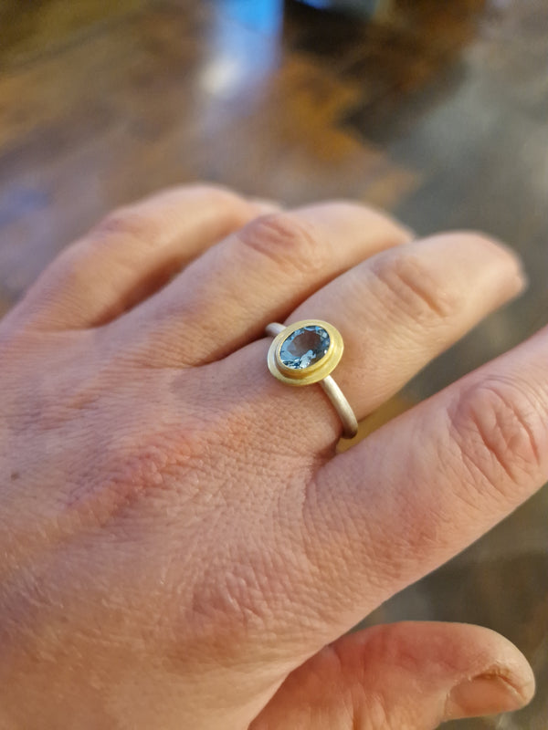Aquamarine / 18k gold halo ring