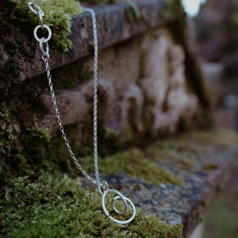 Twice Curled Long necklace