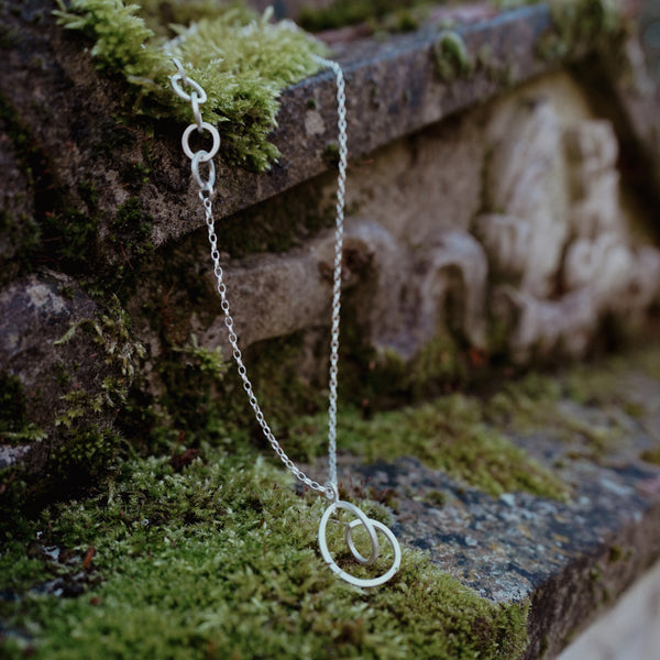 Twice Curled Long necklace