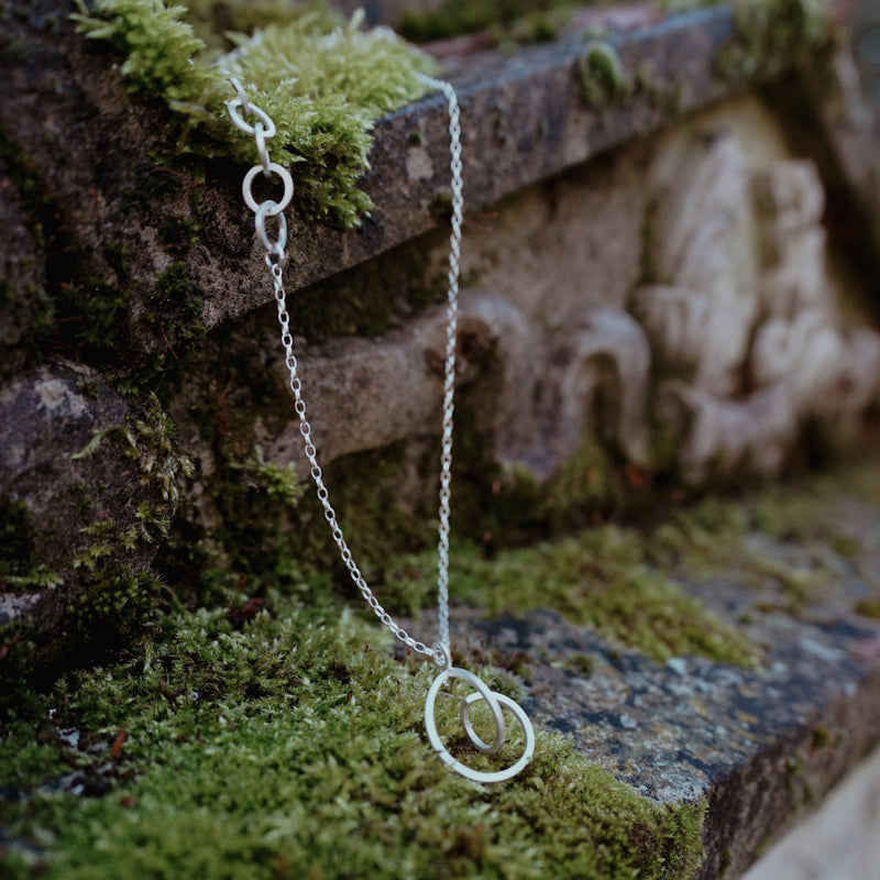 Twice Curled Long necklace